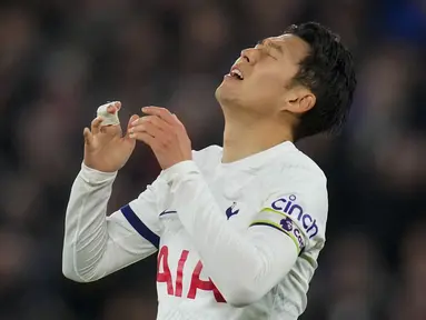 Derbi London antara tuan rumah West Ham United menghadapi Tottenham Hotspur pada laga pekan ke-31 Premier League 2023/2024 di London Stadium, London, Rabu (3/4/2024) dini hari WIB berakhir imbang 1-1. Tottenham Hotspur yang mengincar kemenangan untuk mengatrol posisinya ke empat besar gagal memaksimalkan peran Son Heung-min yang minim peluang. Tottenham mampu unggul terlebih dahulu lewat gol cepat Brennan Johnson pada menit kelima yang mampu disamakan tuan rumah lewat gol Kurt Zouma pada menit ke-19. (AP Photo/Kirsty Wigglesworth)