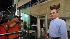 Ketua Tim Reformasi Tata Kelola Migas, Faisal Basri keluar dari Gedung KPK, Jakarta (24/12/2014). (Liputan6.com/Miftahul Hayat)