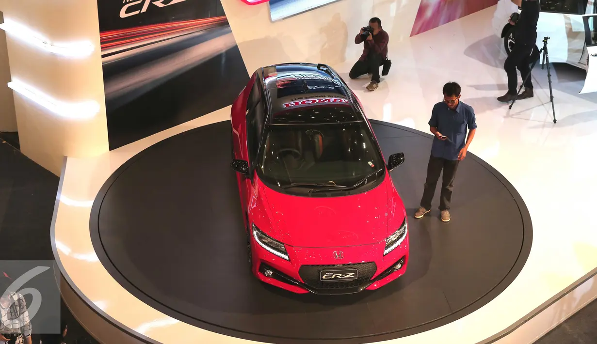 Pengunjung melihat mobil Honda New CRZ saat peluncuran di Jakarta, Selasa (8/3). Honda New CRZ Mengusung tema “Made to be Distinct”, newCR-Z dipersembahkan bagi konsumen yang menginginkan mobil sport canggih, dan sporty. (Liputan6.com/Angga Yuniar)