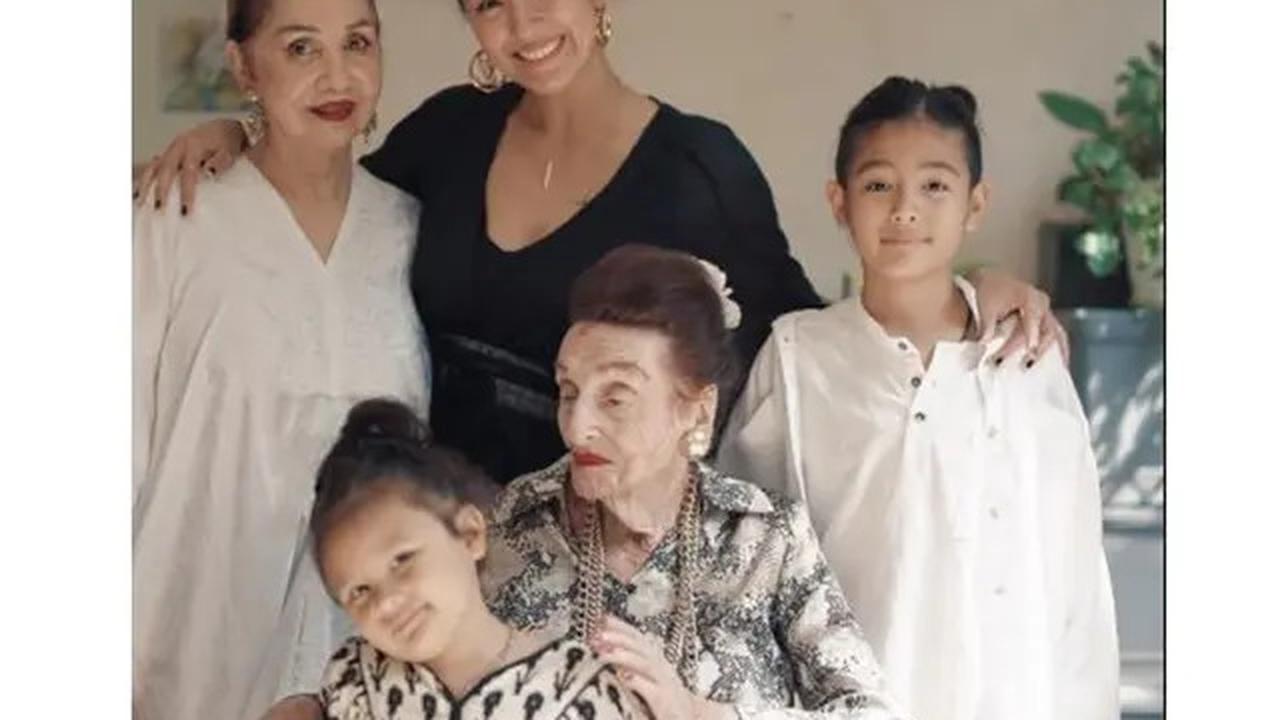 6 Potret Kenangan Sharena Delon dan Nenek Tercinta, Meninggal di Usia 101 Tahun
