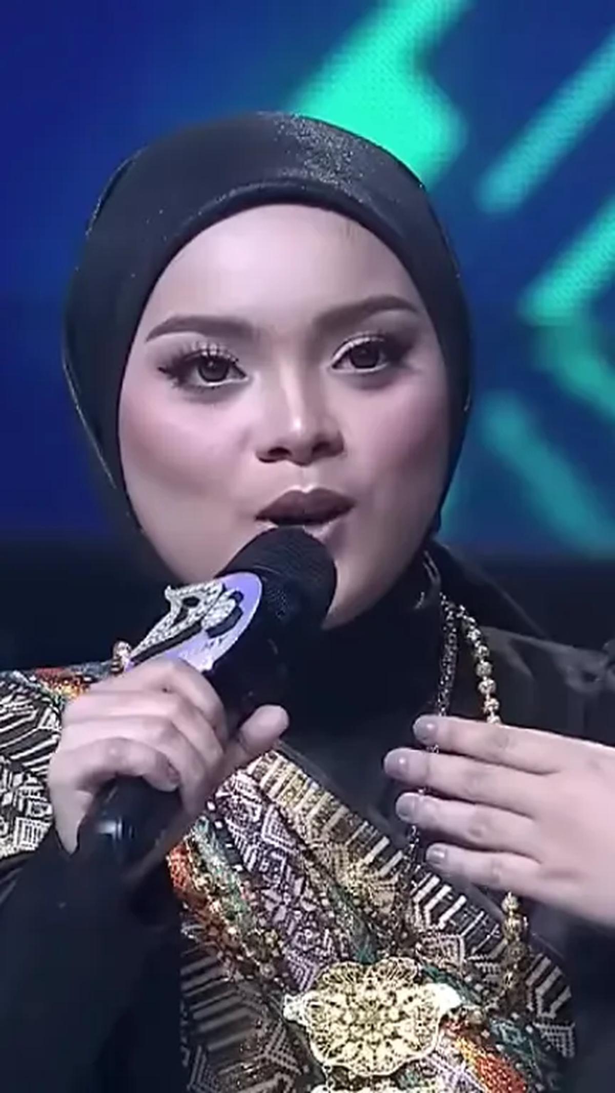 Potret Mimi Rattana saat berada di atas panggung.