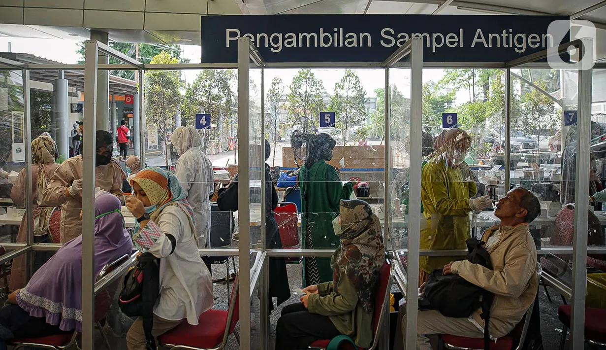 Sejumlah calon penumpang menjalani tes swab PCR di Stasiun Pasar Senen, Jakarta, Jumat (24/12/2021). Layanan ini untuk membantu masyarakat dalam melengkapi persyaratan naik kereta pada masa Natal dan Tahun Baru. (Liputan6.com/Faizal Fanani)
