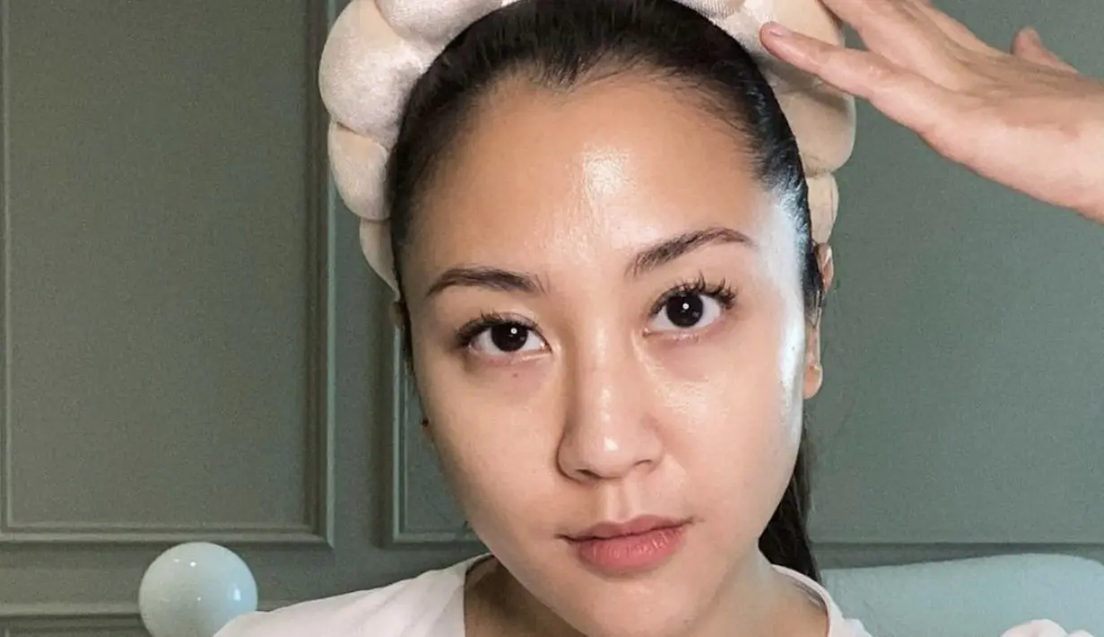 Ia hadir dengan kulit yang begitu glowing.  [Foto: Instagram/ Sherina]