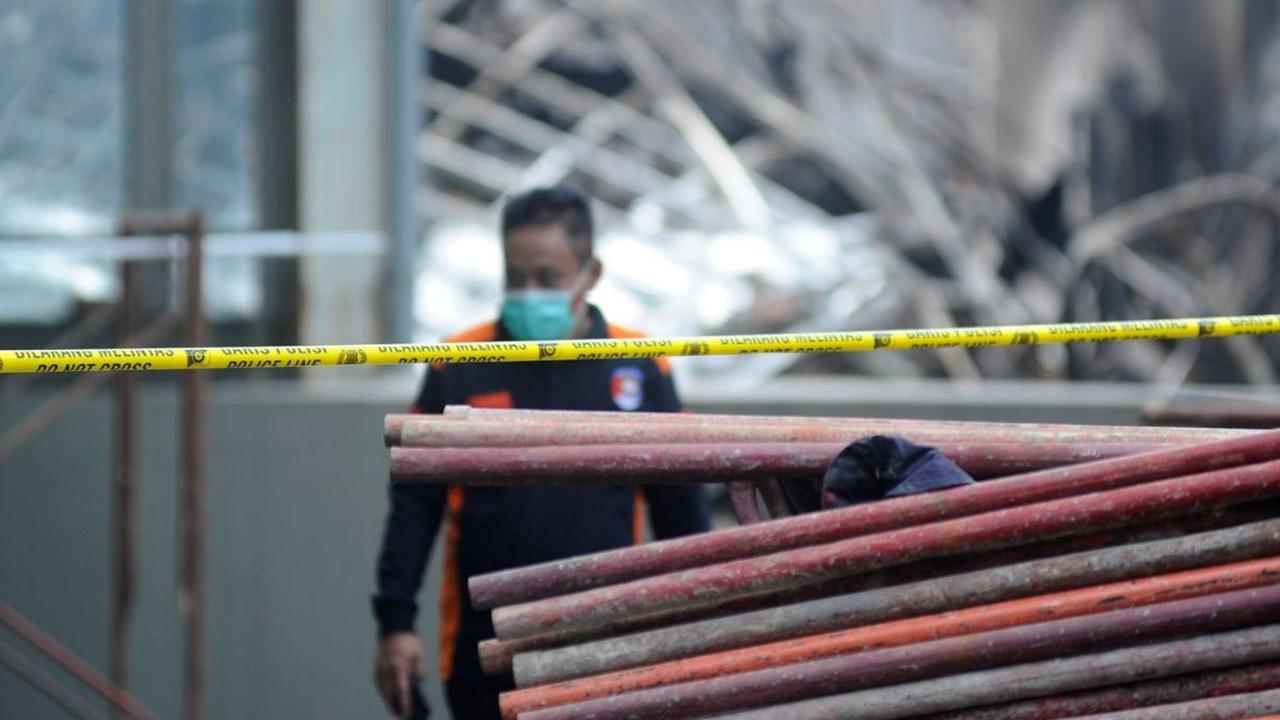 Sejumlah petugas pemadam juga masih beraktivitas.<br><br>Mereka terlihat memeriksa lokasi kebakaran untuk memastikan tidak ada lagi titik panas maupun sisa asap di Gedung Museum Nasional.