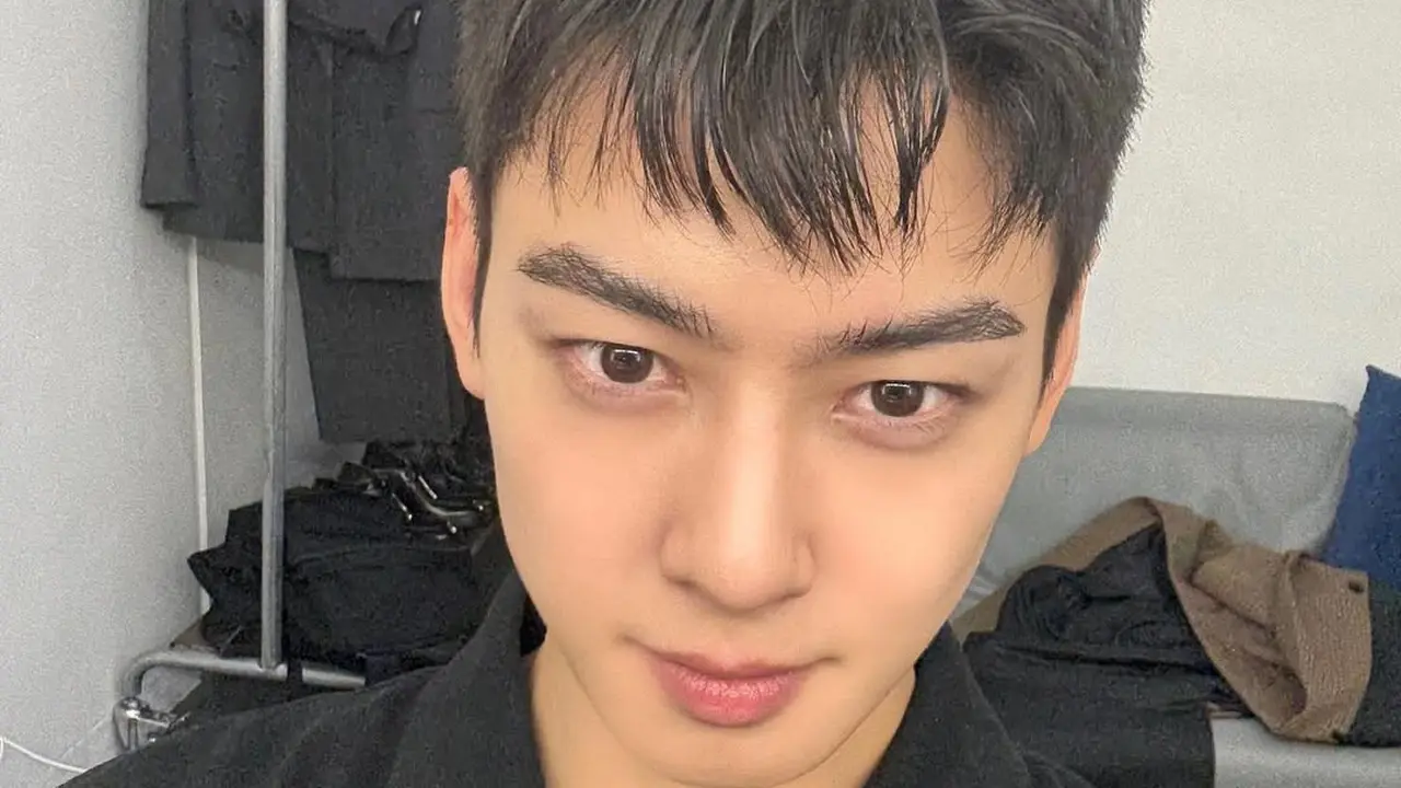 Cha Eun Woo Pamer Potongan Rambut Cepak Jelang Wamil 28 Juli 2025