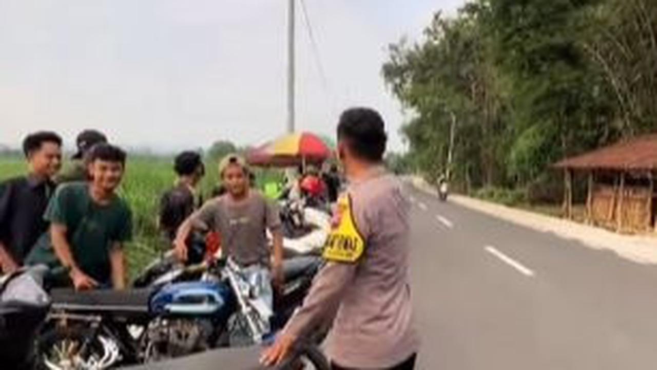 Tak jauh dari lokasi, ada penjual jajanan yang langsung menarik perhatian Pak Bhabin.<br>