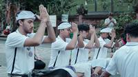 Para pemain Bali United Basketball saat melakukan ritual penglukatan di Pura Tirta Empul, Gianyar pada Rabu (11/1/2023) jelang seri pertama IBL 2023 dimulai. (Bola.com/Maheswara Putra)