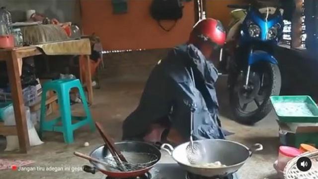 Bikin Ngakak Aksi Lelaki Pakai Jas Hujan Dan Helm Saat Masak Lifestyle Liputan6 Com Yuk, langsung cek aja koleksi jas hujan di jakmall.com. bikin ngakak aksi lelaki pakai jas