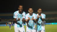 Winger PSBS, Luquinhas (kanan) melakukan selebrasi 'Meminta Gaji' saat melawan Arema FC pada pekan ke-33 BRI Super League 2025/2026 di Stadion Sultan Agung, Bantul, Jumat (15/5/2026) malam WIB. (Dok PSBS)