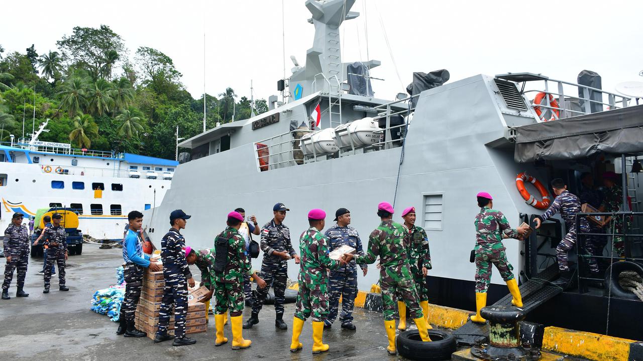 KRI Selar-879 Serahkan Bantuan Logistik TNI AL ke Kepulaua Sitaro