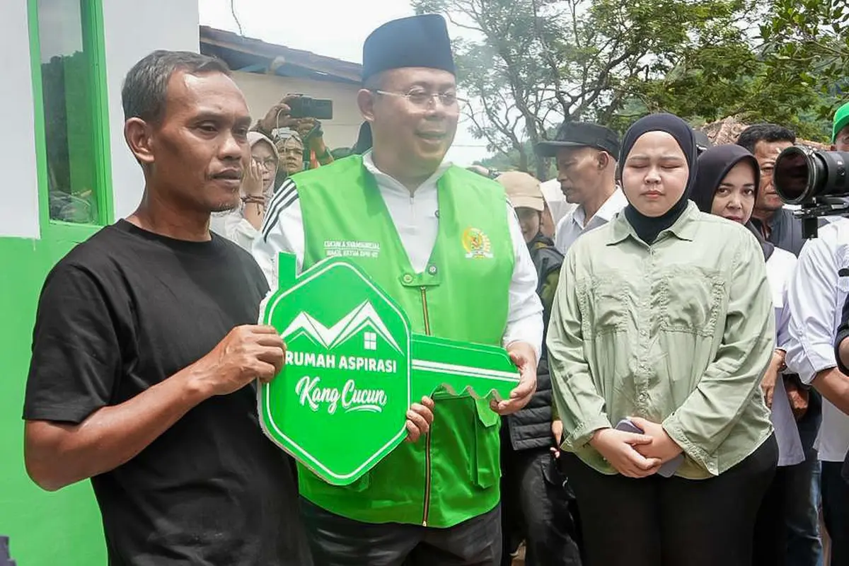 Wakil Ketua DPR sekaligus Wakil Ketua Umum DPP PKB, Cucun Ahmad Syamsurijal, meresmikan relokasi delapan unit rumah bagi warga korban bencana longsor Arjasari (Istimewa)