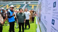 Menteri BUMN sekaligus Ketua Umum PSSI Erick Thohir dan Direktur Utama PLN Darmawan Prasodjo di Stadion Gelora Bung Tomo, Surabaya. (Dok PLN)