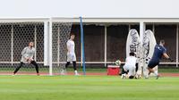 Kiper Timnas Indonesia, Maarten Paes dan Emil Audero melakoni latihan resmi menjelang laga FIFA Series 2026 melawan St Kitts and Nevis di Stadion Madya, Senayan, Jakarta, Kamis (26/03/2026). (Bola.com/M Iqbal Ichsan)