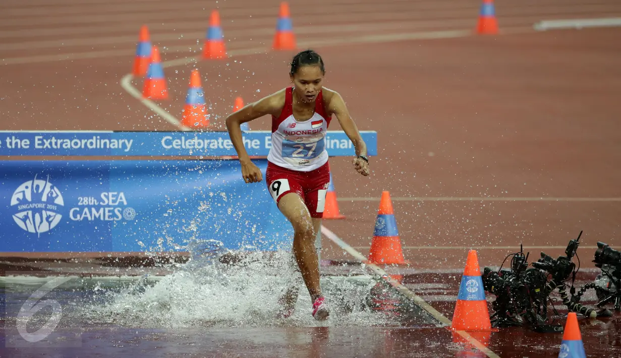 Atlet Indonesia, Rini Budiarti usai melompati halangan di nomor lari halang rintang 3.000 meter SEA Games ke-28 di National Stadium, Singapura, (12/6/2015). Rini finish pertama dengan catatan waktu 10 menit 20,40 detik. (Liputan6.com/Helmi Fithriansyah)