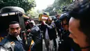 Petugas kepolisian memasukkan barang bukti hasil penggeledahan dari rumah di Sentul terkait dugaan kasus korupsi ke dalam gedung Direktorat Reserse Kriminal Khusus (Disreskrimsus) Polda Metro Jaya, Kamis (9/7/2026), (KLY/Budy Santoso)