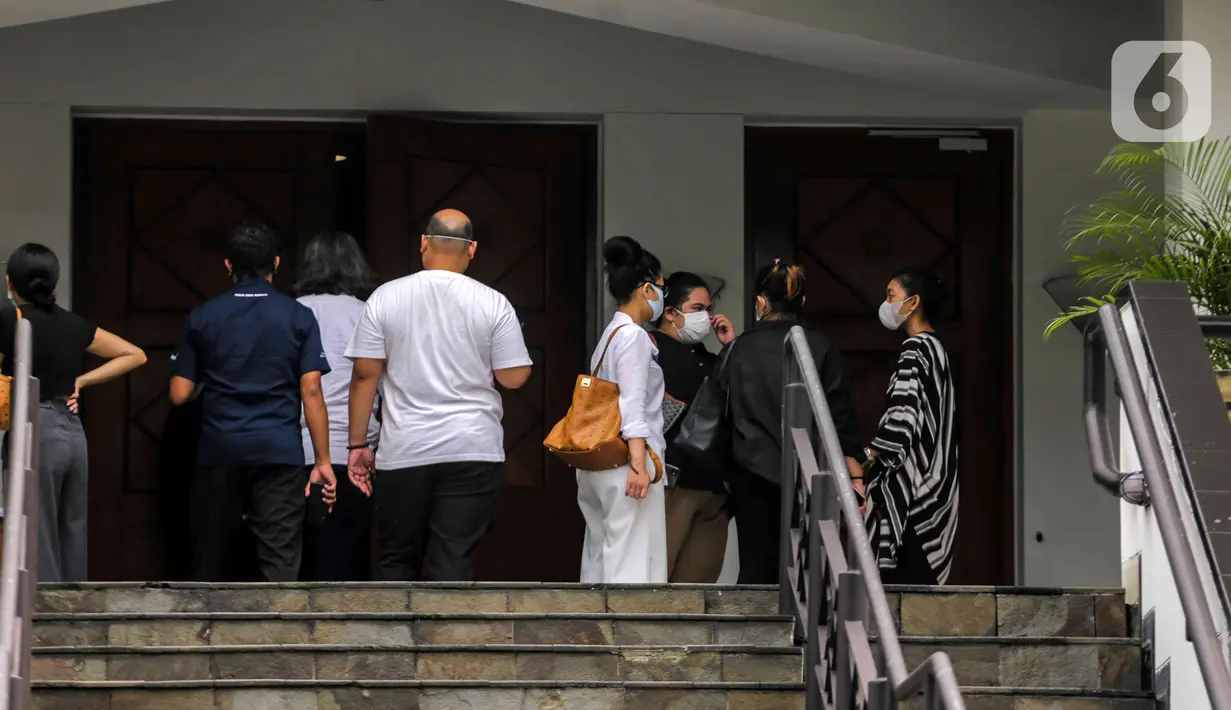 Suasana pelayat pelepasan jenazah Glenn Fredly di Gereja Sumber Kasih, Lebak Bulus, Jakarta, Kamis (9/4/2020). Gleen Fredly meninggal akibat penyakit meningitis. (Liputan6.com/Faizal Fanani)