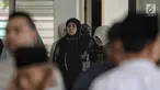 Artis Olla Ramlan bersiap menyalatkan jenazah ayahnya Muhammad Ramlan di masjid sekitar rumah duka di Jakarta, Selasa (5/6). Usai disalatkan, jenazah M. Ramlan diantarkan ke tempat peristirahatan terakhirnya di TPU Tanah Kusir.(Liputan6.com/Faizal Fanani)