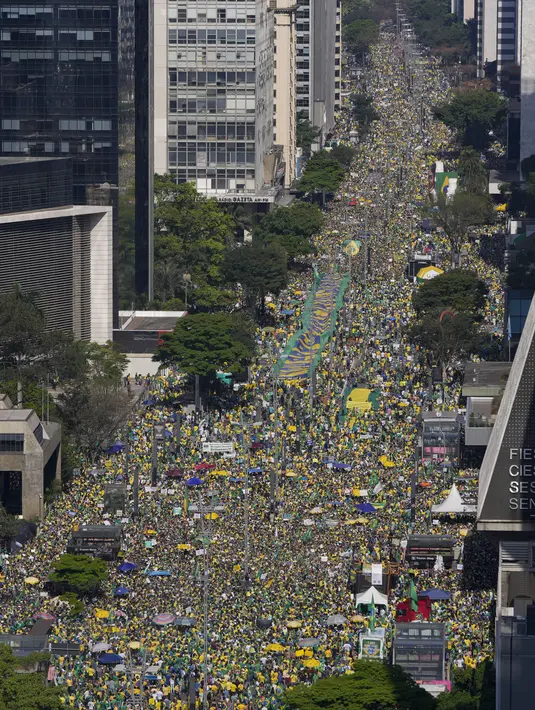 Pendukung Presiden Brasil Jair Bolsonaro berkumpul di Paulista Avenue pada Hari Kemerdekaan di Sao Paulo, Brasil, Selasa (7/9/2021). Ribuan orang yang turun ke jalan terbagi dalam dua kubu yaitu pendudukung serta penentang Presiden Brasil Jair Bolsonaro. (AP Photo/Andre Penner)
