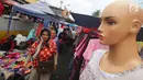 Pembeli melihat dagangan PKL di Tanah Abang, Jakarta, Kamis (5/7). Ombudsman RI Perwakilan Jakarta Raya mengingatkan Pemprov DKI Jakarta, hanya PKL yang sudah divalidasi nantinya boleh berjualan di "skybridge" Tanah Abang. (Liputan6.com/Angga Yuniar)