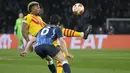 Penyerang Barcelona Adama Traore berebut bola dengan bek Napoli Mario Rui pada play-off fase gugur Liga Europa 2021/2022 di Stadion Diego Armando Maradona, Jumat (25/2/2022) dini hari WIB. Barcelona melaju ke babak 16 besar usai menang telak 4-2 di kandang Napoli. (AP Photo/Gregorio Borgia)