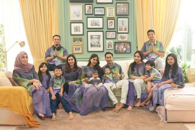 1. Potret keluarga Raffi Ahmad full team di ruang tamu kediaman yang berlokasi di Green Andara Residence, Cinere, Depok