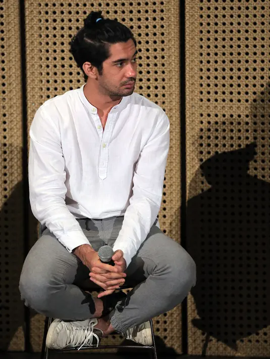"Karena menurut saya apa ya, film menjadi sebuah arsip baru. Suatu kekayaan baru untuk dunia film juga," ungkap Reza Rahadian. (Deki Prayoga/Bintang.com)