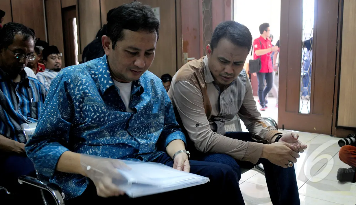 Udar Pristono (kiri) menyiapkan berkas sebelum menjalani sidang praperadilan di PN Jakarta Pusat, Jakarta, Rabu, (18/3/2015). Udar Pristono mempraperadilankan Kejaksaan Agung atas penyitaan aset miliknya. (Liputan6.com/Yoppy Renato)