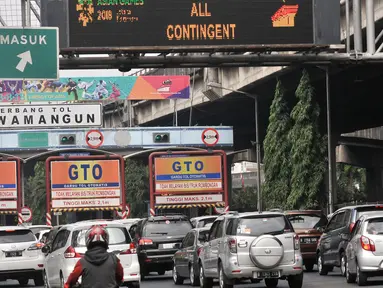Kendaraan antre memasuki gerbang Tol Rawamangun, Jakarta, Minggu (29/7). Badan Pengelola Transportasi Jabodetabek (BPTJ) resmi mengumumkan 19 gerbang tol yang akan ditutup selama penyelenggaraan Asian Games 2018. (Merdeka.com/Iqbal S. Nugroho)