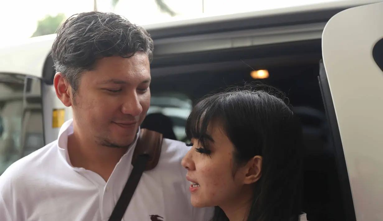 Belum lama ini, Julia Perez dikabarkan meninggal dunia. Kabar bohong itu mengejutkan banyak pihak, termasuk pasangan Gisel dan Gading Marten. (Nurwahyunan/Bintang.com)