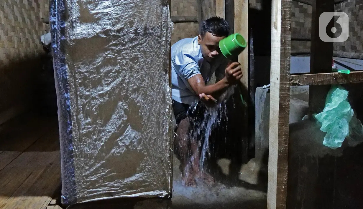 Aldi yang berganti nama muslim menjadi Hamid Bambang Kusomo (28) saat ditemui di pemukiman mualaf yang berbatasan dengan daerah adat Baduy. Beberapa waktu belakangan terdapat sejumlah warga suku Baduy yang keluar dari desa adat, dan menjadi pemeluk agama Islam. (Liputan6.com/Herman Zakharia)