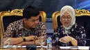 Pengamat Politik dan Peneliti LIPI Siti Zuhro (kanan) bersama Anggota KPU Juri Ardiantoro saat diskusi Revisi Undang-Undang Pilkada; Pematangan Demokrasi di Indonesia, Kompleks Parlemen, Jakarta, Kamis (14/4). (Liputan6.com/Johan Tallo)