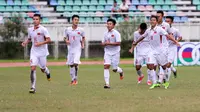 Para pemain Vietnam U-19 merayakan gol ke gawang timnas Indonesia U-19. Vietnam menang 3-0 pada laga lanjutan Grup B Piala AFF U-18 2017 di Thuwunna Stadium, Myanmar. (Liputan6.com/Yoppy Renato)