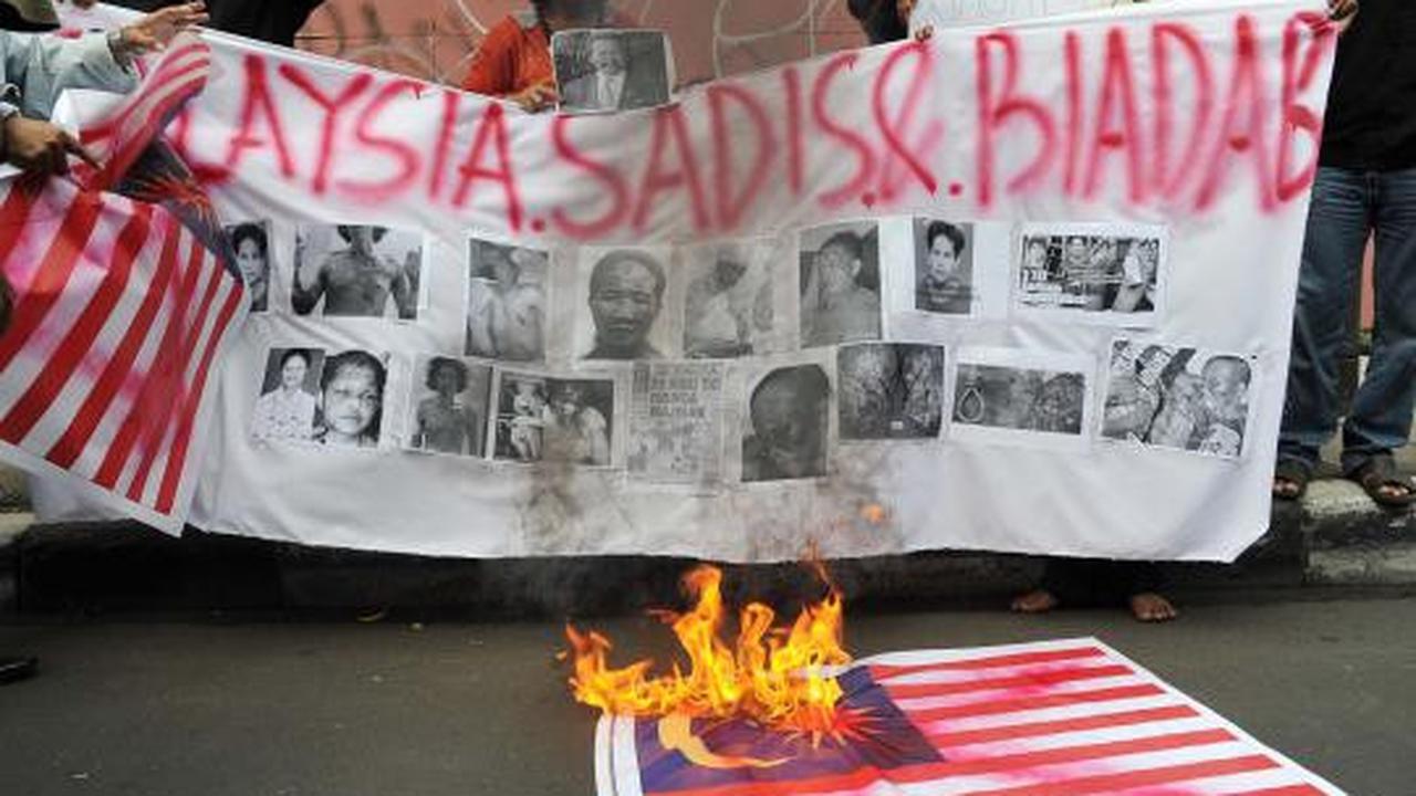 Pengunjuk rasa yang tergabung dalam Aktivis Bendera membakar  bendera  