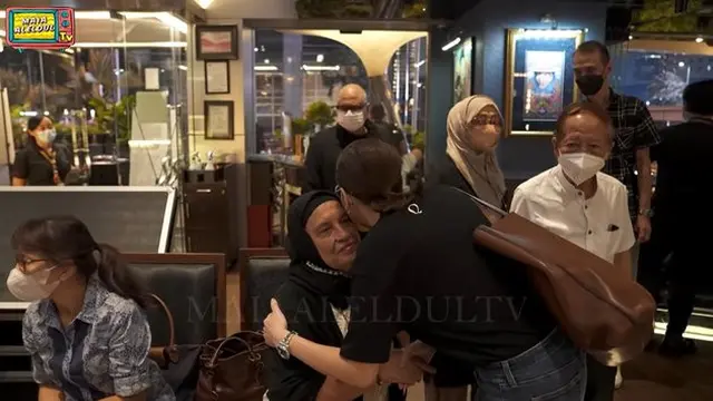 6 Momen Maia Estianty Bertemu Mantan Mertua, Tetap Akrab