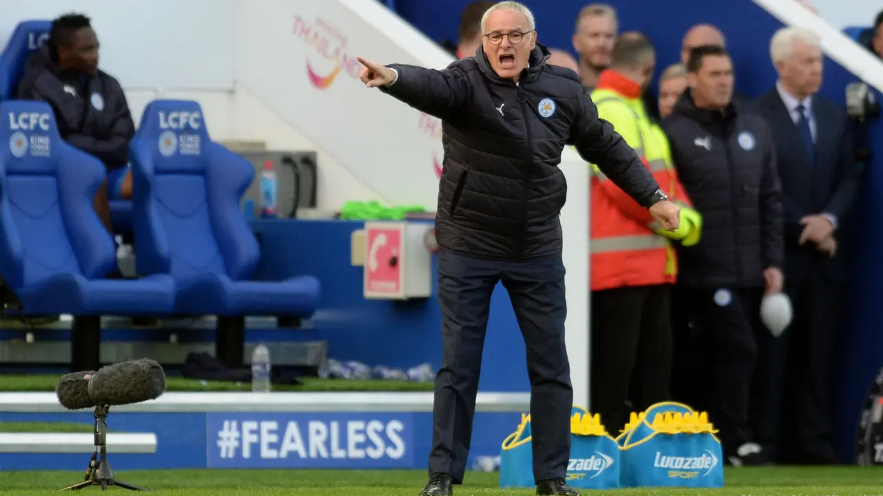 Penghormatan Untuk Raja Thailand dan Kemenangan The Foxes