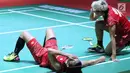 Ganda putri Indonesia Greysia Polii/Apriyani Rahayu usai dikalahkan Yuki FukuShima/Sayaka Hirota (Jepang) di 8 besar Indonesia Open 2018, Istora GBK, Jumat (6/7). Greysia/Apriyani kalah 14-21,20-22. (Liputan6.com/Helmi Fithriansyah)