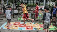Anak-anak bermain permainan tradisional di kawasan Kota Tua, Jakarta Barat, Minggu (13/11/2022). Festival ini digelar untuk memperkenalkan permainan tradisional kepada anak sekaligus menguji ketangkasan di tengah gempuran gawai teknologi. (merdeka.com/Iqbal S. Nugroho)