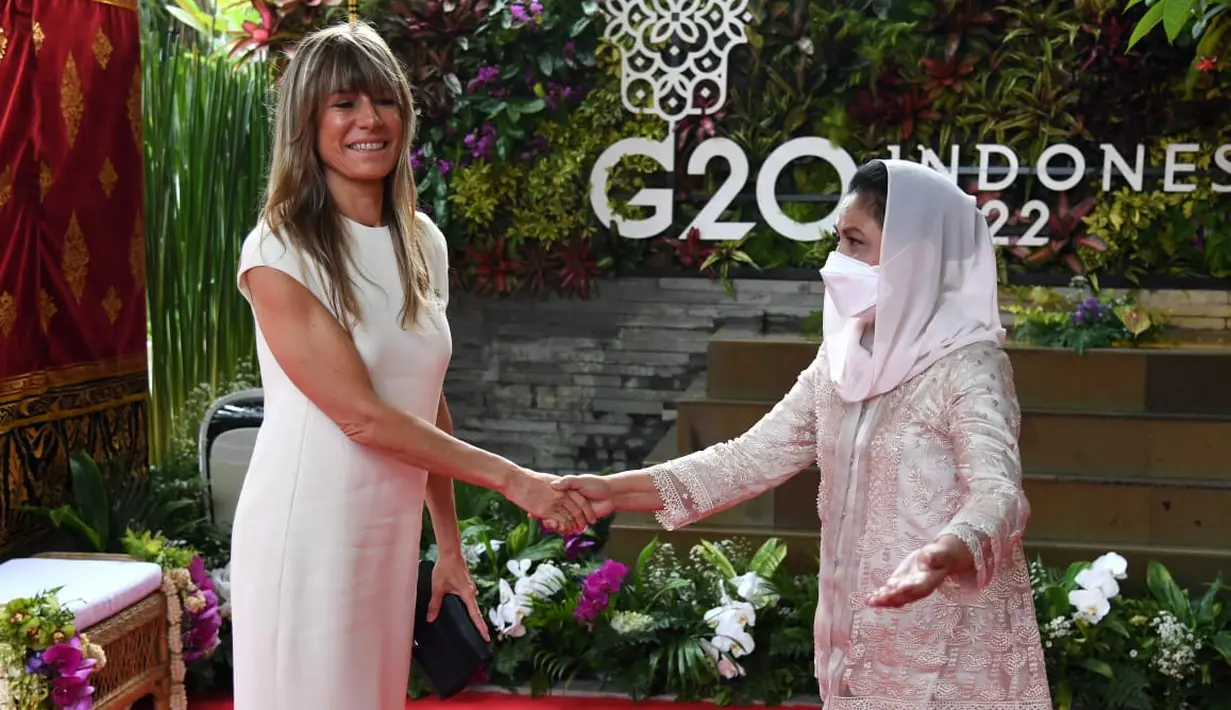 <p>Tak ketinggalan, Maria Begona Gomez Fernandez istri Perdana Menteri Spanyol disambut hangat. Iriana Jokowi pun terlihat menyambutnya dengan jabatan tangan. [Foto: Biro Pers Istana Negara]</p>