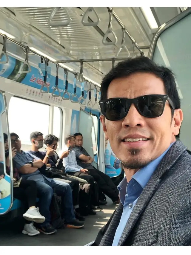 Mundur Dari Dunia Artis, Ini 6 Potret Trebaru Adrian Maulana