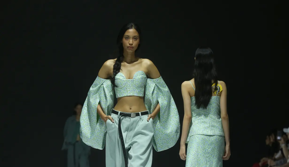 Material lembut seperti sifon dan satin disandingkan dengan tekstil yang lebih berat dan terstruktur seperti wol dan jacquard, meniru ketegangan antara kepolosan rapuh Rosemary dan dunia yang menindas di sekitarnya. Detail bordir halus dan kain transparan melambangkan kerentanan, sementara bahan yang lebih kaku merefleksikan kendali dan manipulasi yang lambat laun menguasainya.  [Dok/Adrian Utama P].