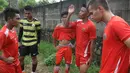 Pemain Persija Jakarta, Maman Abdurahman (kedua dari kanan), berdiskusi dengan rekan-rekannya pada laga uji coba melawan Villa 2000 di Lapangan POR Pelita Jaya, Sawangan, Sabtu (23/4/2016). (Bola.com/Nicklas Hanoatubun)
