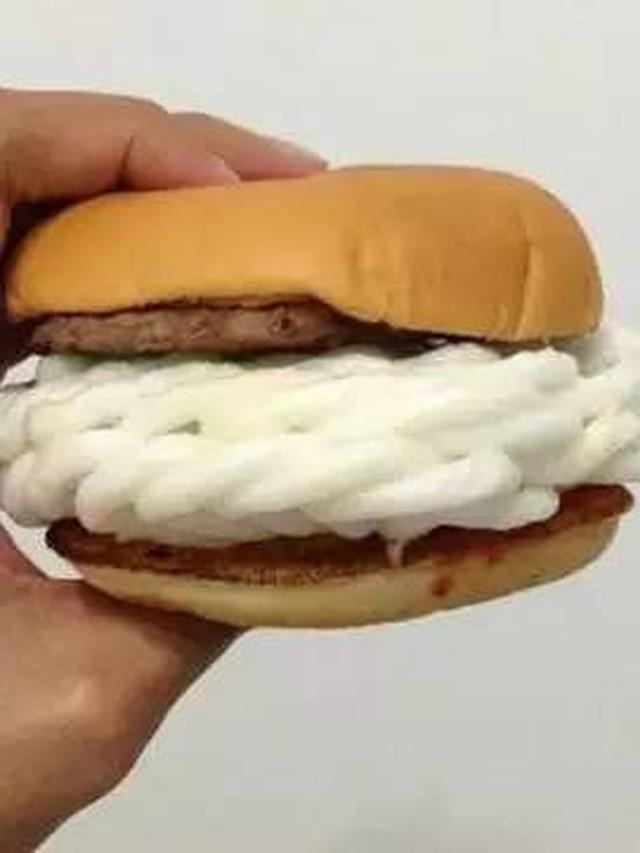 8 Potret Kocak Orang Menikmati Kerupuk Ini Bikin Heran