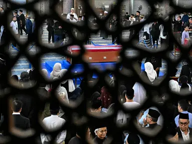 Orang-orang menghadiri prosesi jelang pemakaman mantan Perdana Menteri Malaysia, Abdullah Ahmad Badawi di Masjid Nasional, Kuala Lumpur pada tanggal 15 April 2025. (Mohd RASFAN/AFP)