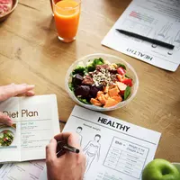 Intermittent fasting atau diet IF bukan sekadar tren menahan lapar, melainkan pola makan terstruktur yang mengatur waktu makan dan puasa dalam satu hari. Pola ini dinilai membantu mengontrol berat badan, menjaga metabolisme, sekaligus mendukung kesehatan secara keseluruhan jika dilakukan dengan cara yang tepat. (foto/dok: freepik/rawpixel.com)