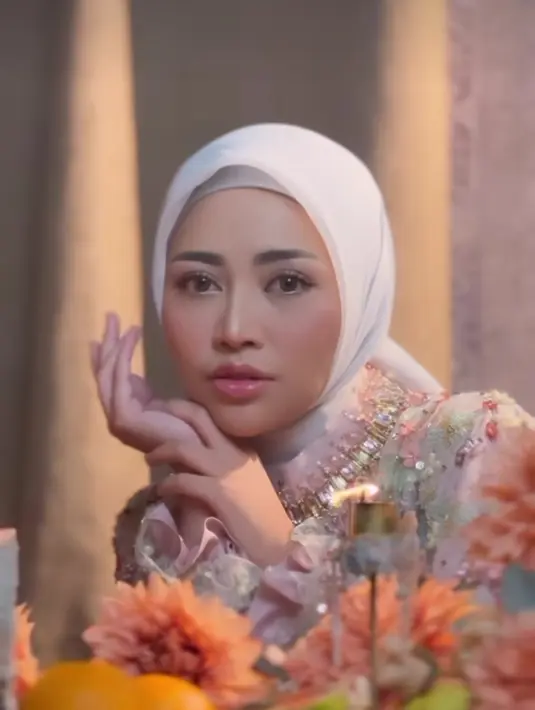 Setelah bercerai, Rachel Vennya memilih melepas hijabnya dan kerap kali mengunggah foto dengan pakaian terbuka [instagram/rachelvennya]