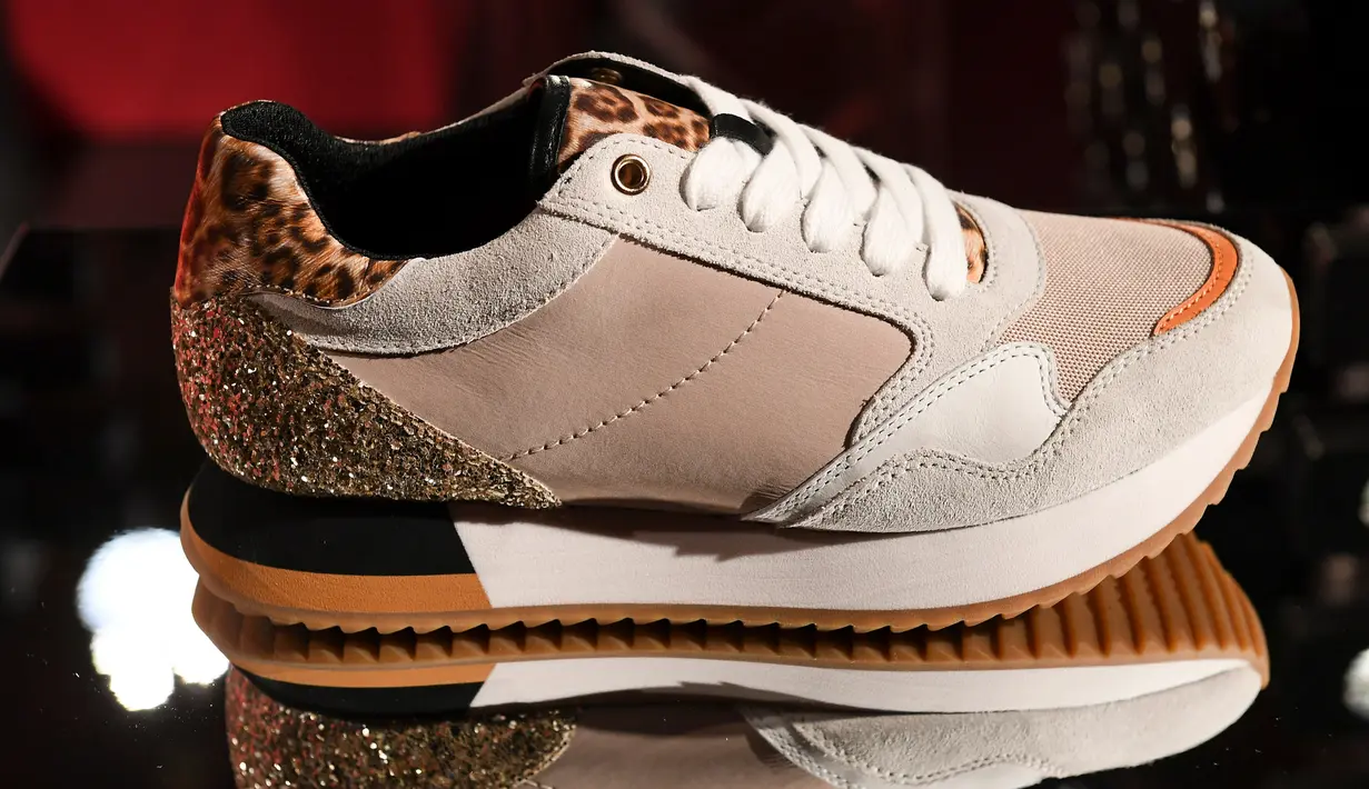 Atau sepatu ketd cupole yang paling trendi hadir dengan kulit suede dan motif kulit phyton yang melukiskan gambaran musim panas. (Foto: GEOX)