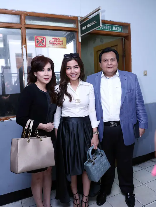 Secara pribadi, pemeran dalam sitkom Security 66 itu memaafkan palaku yang mengunggah video parodi. Tapi proses hukum terus jalan. Meski demikian, saat menjalani sidang, ia tidak berani melihatnya lantaran kasihan. (Nurwahyunan/Bintang.com)