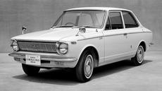 Toyota Corolla generasi pertama berkode KE10 lahir pada tahun 1967 di Jepang sebagai sebuah medium sedan. Mesin yang digunakan berkapasitas 1.100cc inline-4 dengan dua pilihan transmisi manual 4-percepatan dan otomatis 2-percepatan. (Source: global.toyota)