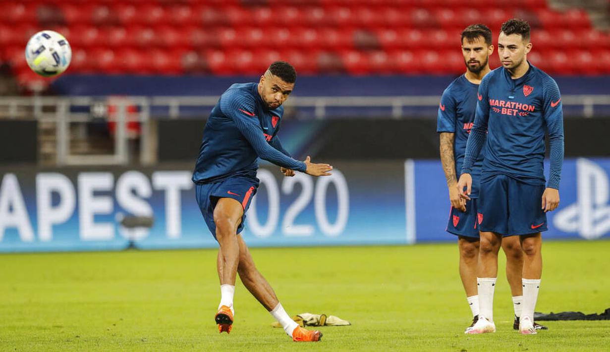 Pemain Sevilla, Youssef En-Nesyri, melepaskan tendangan saat latihan jelang laga Piala Super Eropa di Puskas Arena, Hungaria, Kamis (24/9/2020). Sevilla akan berhadapan dengan Bayern Munchen. (Bernadett Szabo/Pool via AP)