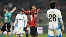 Pemain AC Milan, Tijjani Reijnders merayakan golnya ke gawang Sassuolo pada laga lanjutan Liga Italia 2024/2025 yang berlangsung di San Siro, Milan, Italia, Rabu (04/12/2024) dini hari WIB. (AP Photo/Luca Bruno)